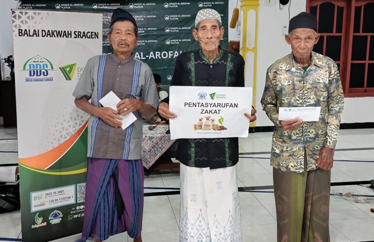 Balai Dakwah Sragen Salurkan Zakat Kepada Penerima Manfaat di Desa Platuk Gemolong